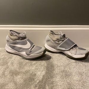 Mens Nike HYPERREV basketball shoe